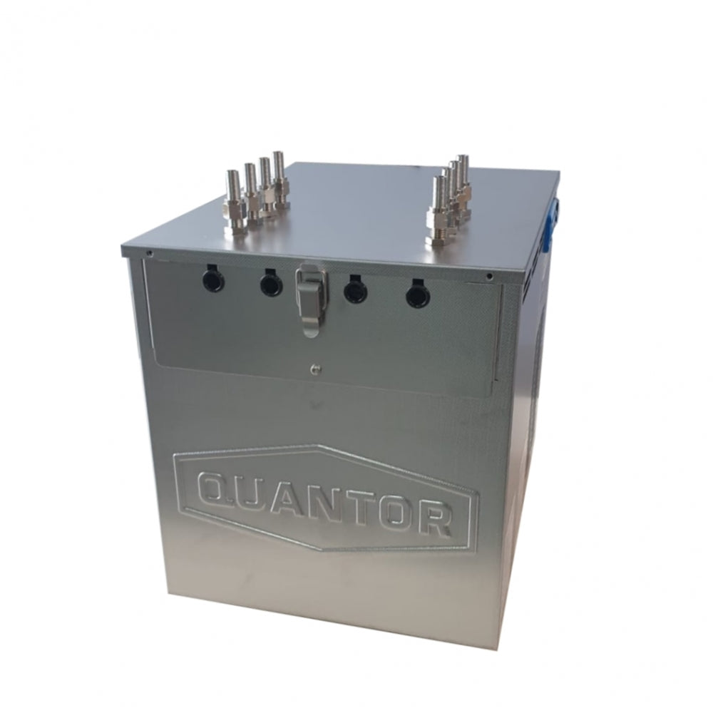 En Quantor MiniChilly 03 SB Compatible Glykolkjøler 260W (3/8HP) i rustfritt stål, med flere ventilkoblinger, ideell for hjemmebryggere som søker presis temperaturkontroll, vist mot en vanlig hvit bakgrunn.
