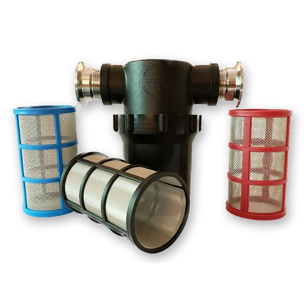 Bouncer Pro D Inline Filter 1,5" TC fra Bouncer er et Y-filter i svart plast med tre avtakbare nettingskjermer (blå, svart, rød), ideelt for destillering av brennevin, vist på hvit bakgrunn.