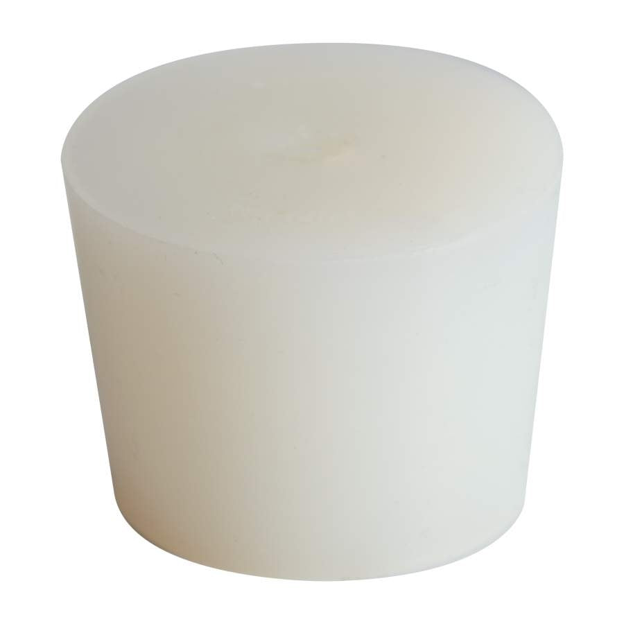 En solid hvit sylindrisk gjenstand, Brewferm Silikonpropp D50,5-59, med flat topp- og bunnflate, vises mot en vanlig hvit bakgrunn.