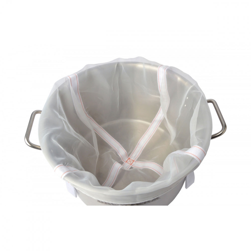 En stor bryggekjele i metall med sidehåndtak er foret med Brew in a bag-forsyningen Brew Bag 50L (40 x 47 cm meskepose), ideell til siling eller brygging.