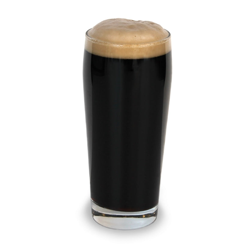 Et halvlitersglass med Brewolution's Cuppa Coffee Stout - allgrain ølsett viser sin mørke farge og kremete skum på toppen, mot en hvit bakgrunn - ideelt for fans av hjemmeknust malt i sine hjemmebryggede øl.