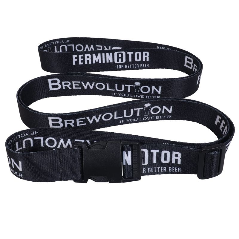 Brewolution Ferminator Strap er en svart, justerbar stropp med plastspenne, med "FERMINATOR", "BREWOLUTION" og "FOR BETTER BEER" trykt i hvitt.
