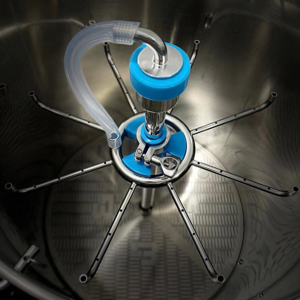 En detaljert visning av Brewtools Sirkulasjonsmanifold L for B150Pro, med en sentral sprayarm med flere radiale dyser - perfekt for effektiv mesking og sirkulasjon i bryggeanlegget ditt.