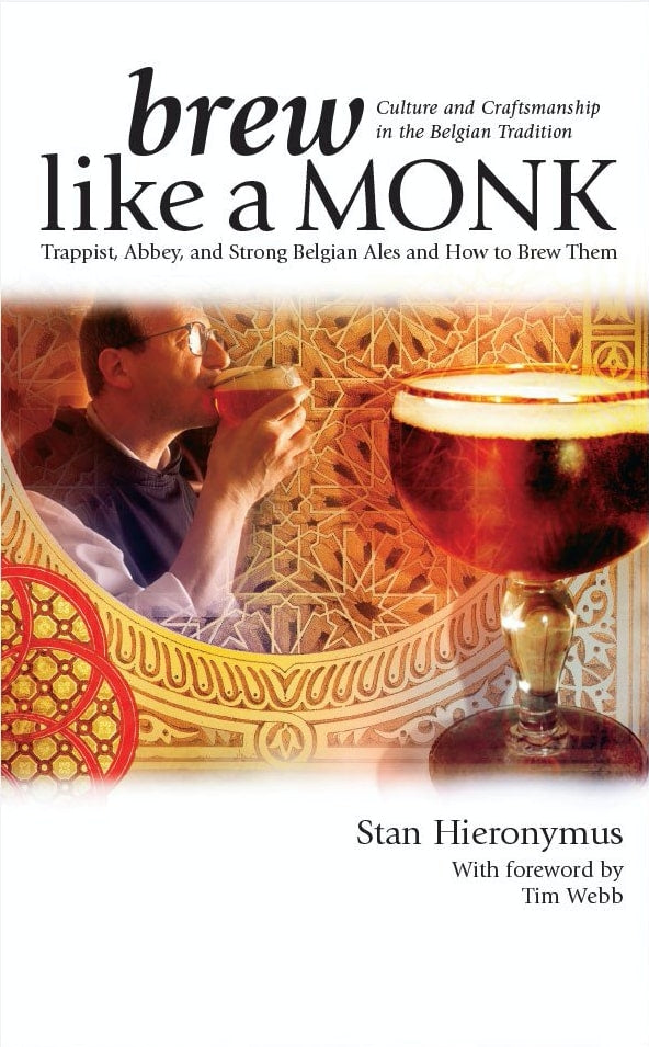 Omslaget til Brew Like A Monk: Trappist, Abbey and Strong Belgian Ales and How to Brew Them av Brewshop, med en person som holder et glass belgisk øl mot en utsmykket bakgrunn.