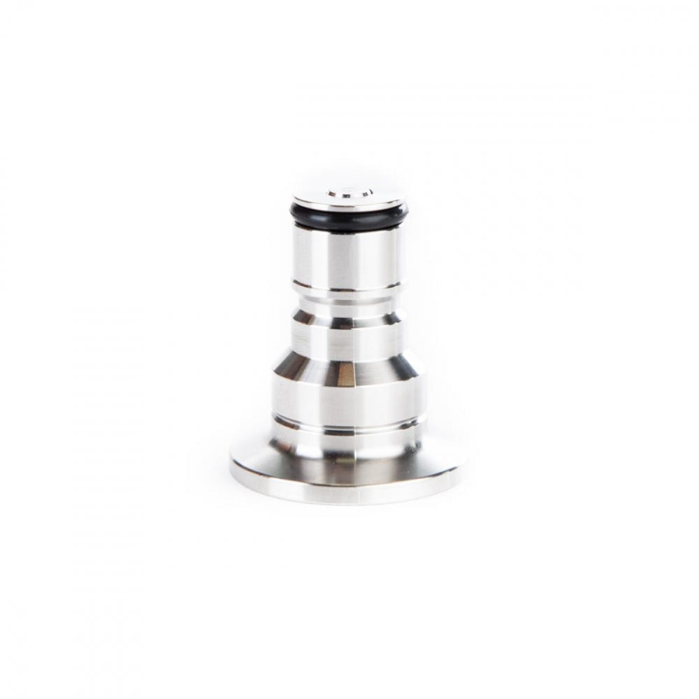 En Brewtools Ball Lock Adapter, Gass, 34 mm Tri-Clamp-fitting med en bred base og en smal, riflet topp er vist på en vanlig hvit bakgrunn.