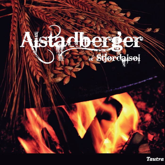 Hvetestengler og korn hviler over et bål, med "Klostergården Alstadberger - et Stjørdalsøl" øverst og "Tautra" nederst, og fanger Brewshops håndverk i deres fullkornsølsett.