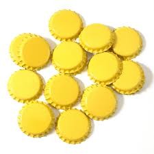 Et sett med Brewolution Korker 26 mm gul, 100 stk, vises på en hvit flate.