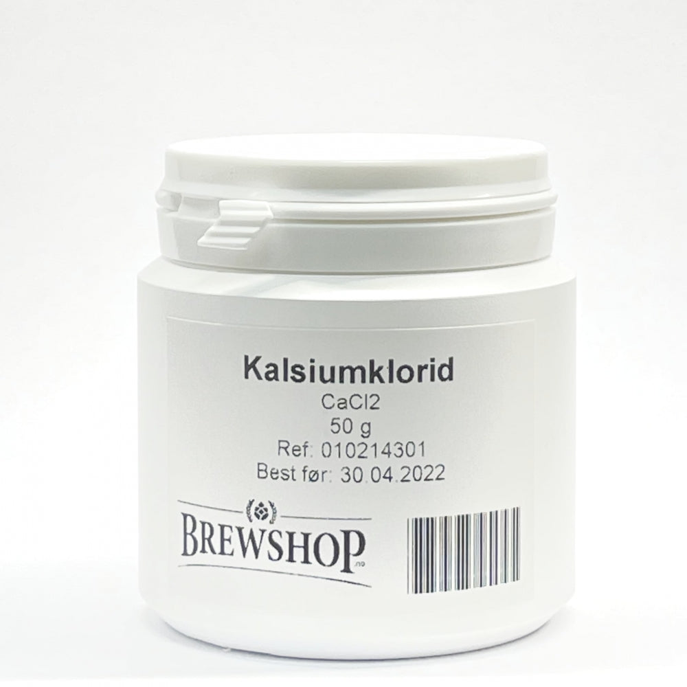 En hvit Brewshop-beholder i plast merket "Kalsiumklorid 77% - 50g", perfekt for vannjustering øl eller Kalsiumklorid brygging, har strekkode, referansenummer og best før-dato 30.04.2022.
