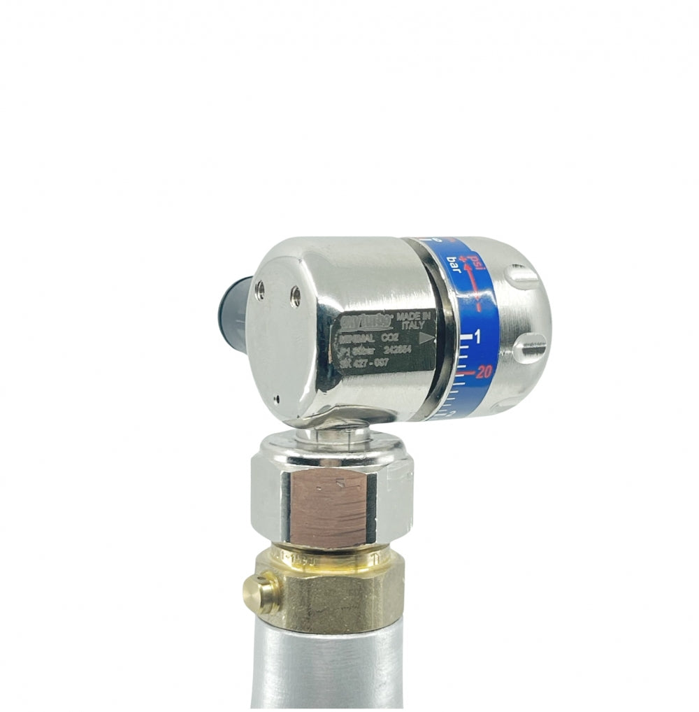Nærbilde av Oxyturbo Minimal CO2-regulator for Sodastream, med blå og rød urskive, messingbeslag og John Guest-hurtigkobling. Kompatibel med CO2 Ball Lock- og AGA-flaskesystemer.