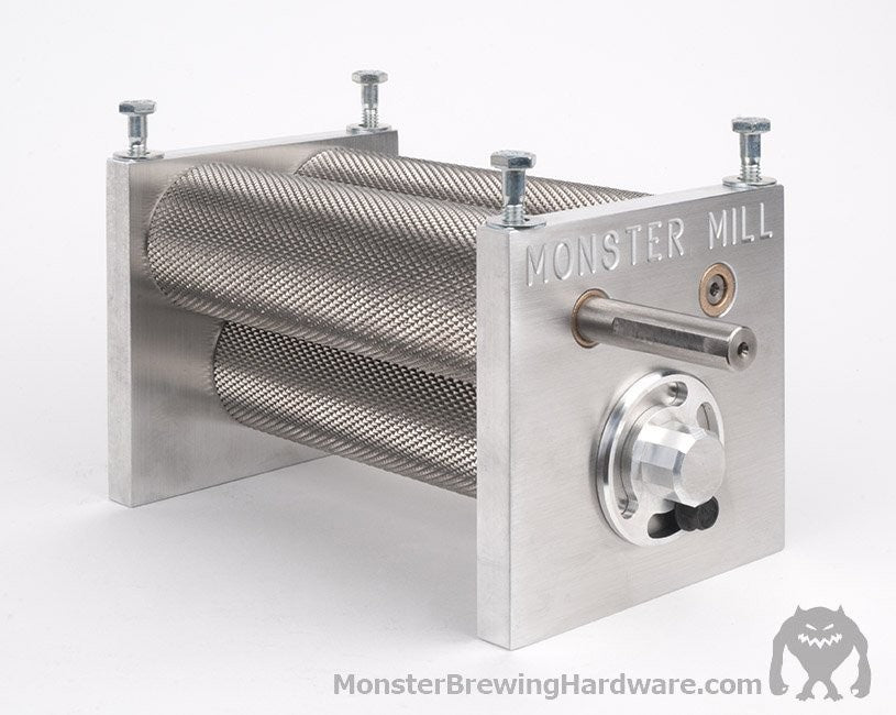 Monster Brewing Hardwares Monster Mill MM3-Pro HT, komplett med base og trakt, har justeringsknapper og teksturerte valser - ideelt for hjemmebrygging.
