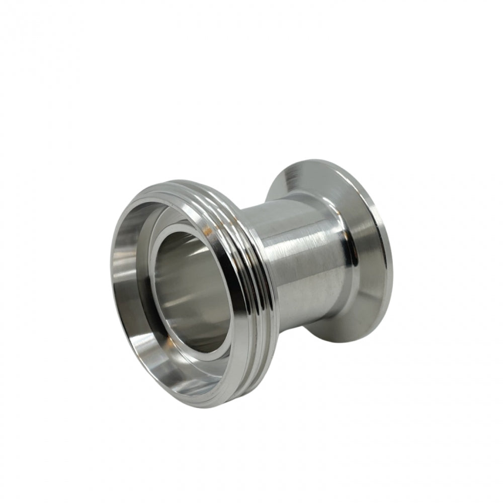 Brewshop Adapter DN32 hann (DIN 11851) til 1,5" Tri-Clamp er vist på hvit bakgrunn.