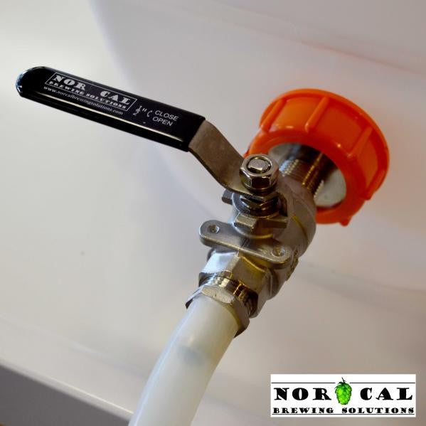 Nærbilde av en Norcal Speidel Fermenter 1/2" NPT Adapter med rustfritt stål hurtigkoblinger, festet til en hvit beholder og oransje fitting; Norcal-logo vist nederst til høyre.