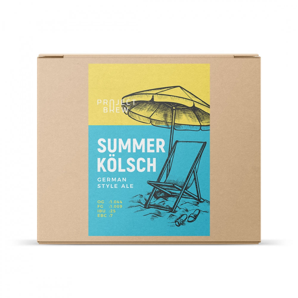 En pappeske merket "Project Brew Summer Kölsch - allgrain ølsett" inneholder en strandstol, parasoll og sandaler - perfekt for ditt neste kölschbryggeeventyr.
