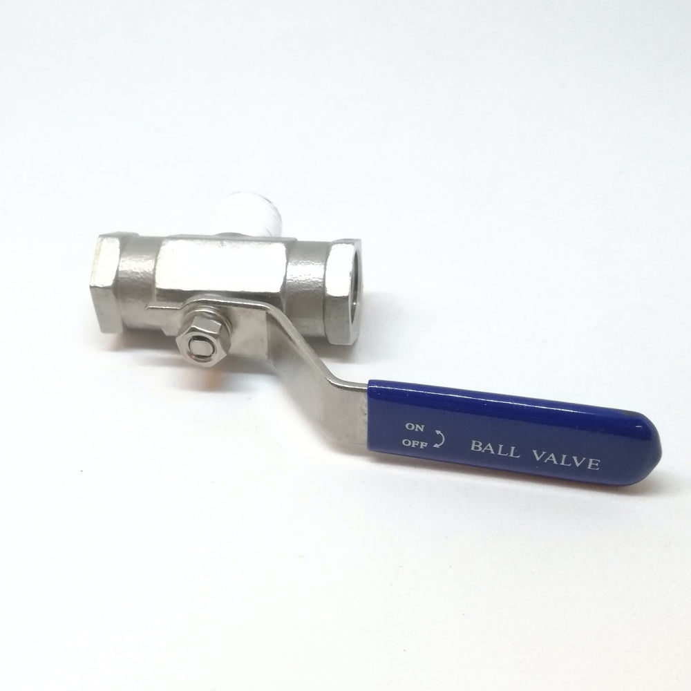 En Treveis ventil til Micro Filling Systems fra Micro Filling Systems, med et blått ON/OFF BALL VALVE-håndtak, vises mot en vanlig hvit bakgrunn.