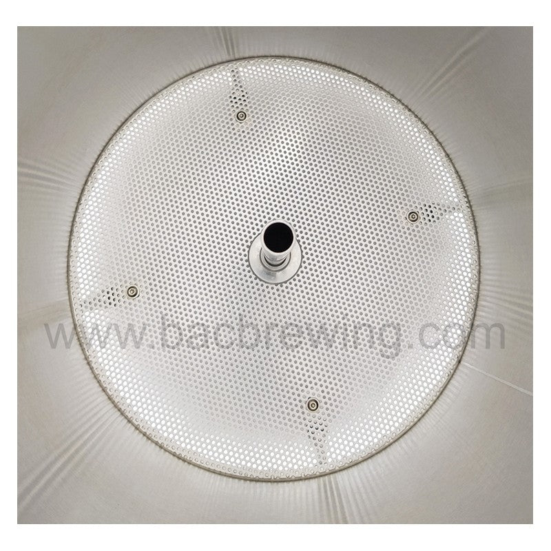 Bildet viser en BacBrewing Ny silbunn for Grainfather G30 - en sirkulær perforert metallplate med en sentral rørkobling, sett ovenfra. Nettstedet www.bacbrewing.com vises på tvers av bildet.