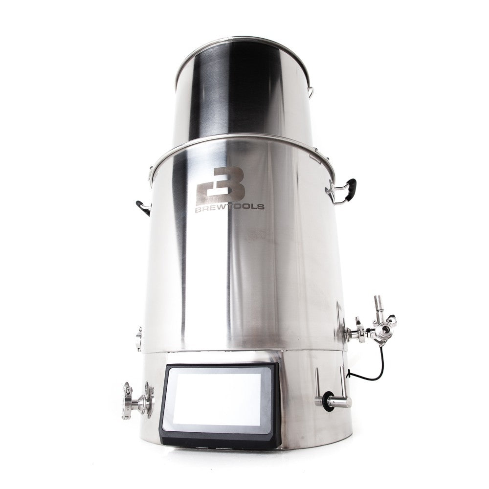 Brewtools B80pro Bryggemaskin (Utstillingsmodell) er et bryggesystem i rustfritt stål med digitalt kontrollpanel, tuter og håndtak - ideelt for hjemmebrygging - vist mot en enkel, hvit bakgrunn.
