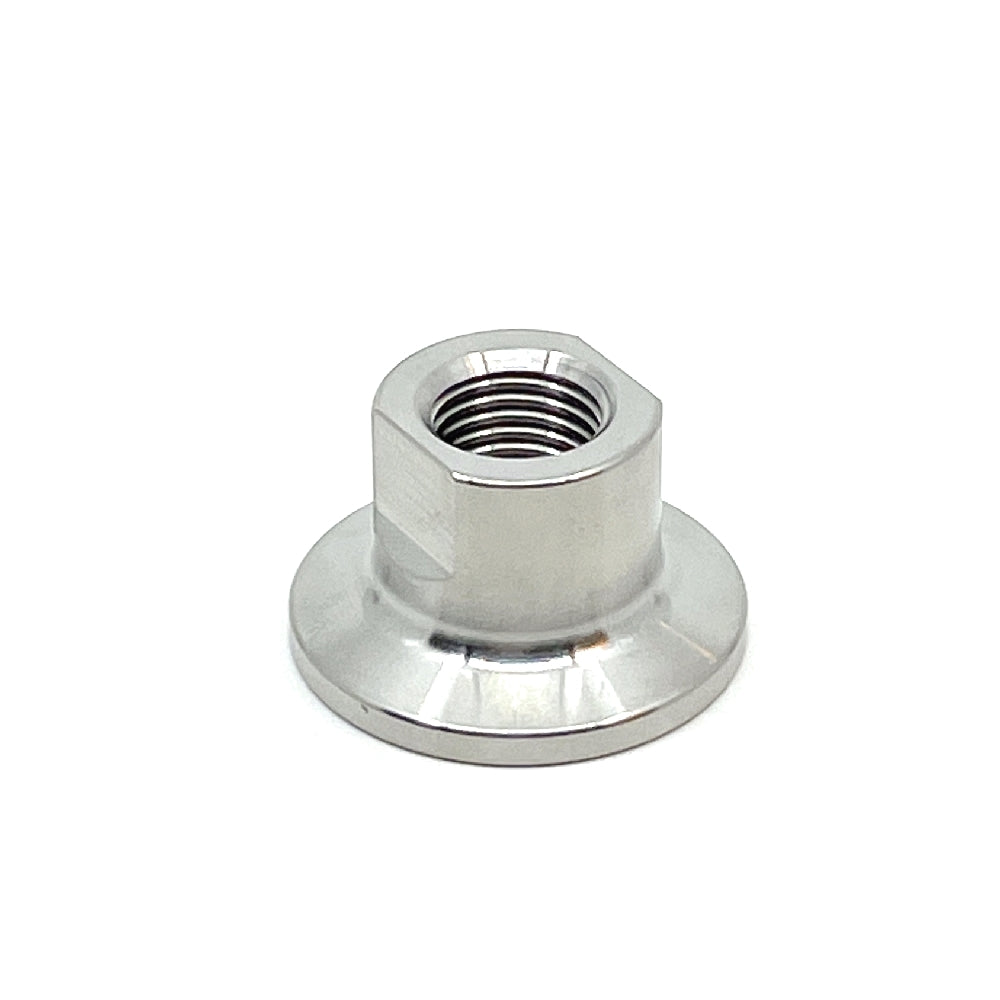 Brewshop 34 mm Tri-Clamp x 1/4" FPT (hunn) i rustfritt stål med innvendige gjenger vises på en hvit bakgrunn.