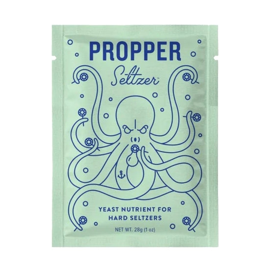 En pakke med Propper Seltzer 28g - Gjærnæring for Hard Seltzer fra Omega Yeast har en blå blekkspruttegning og teksten: hard seltzer gjærnæring, gjærnæring for hard seltzer, nettovekt. 28g (1 oz).