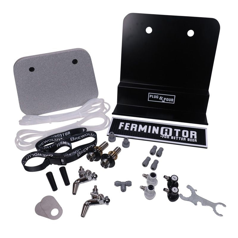 Brewolution's Ferminator Plug & Pour - 2 tappekraner-sett inkluderer tappekraner, slanger, skiftenøkkel, braketter og merkelapper, alt vist på en hvit bakgrunn.