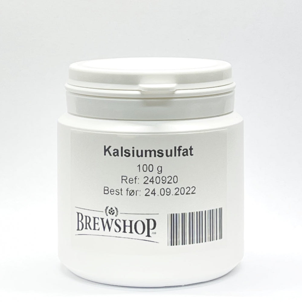 Hvit beholder merket Kalsiumsulfat (gips) 100g fra Brewshop, næringsmiddelgodkjent, med referansedato og best før-dato på forsiden. Vanligvis kalt gips.