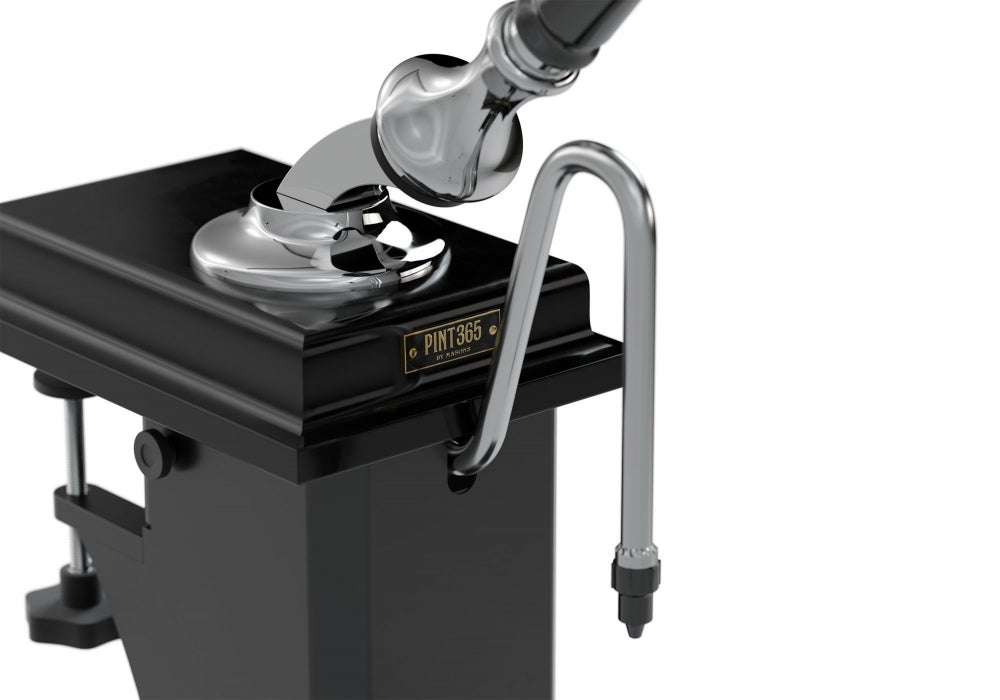 Nærbilde av Masons Pint365 Chrome and Black - Beer Engine, montert på en svart benkeplate med en klemme som holder enheten på plass.