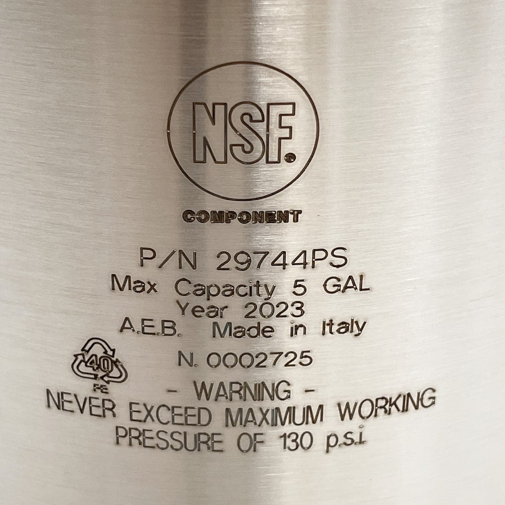 Nærbilde av en Corneliusfat 19L fra AEB-kulelås, delenr. 29744PS, produsert i Italia, maks. trykk 130 psi, NSF-sertifisert av AEB; ideell for hjemmebryggeri.