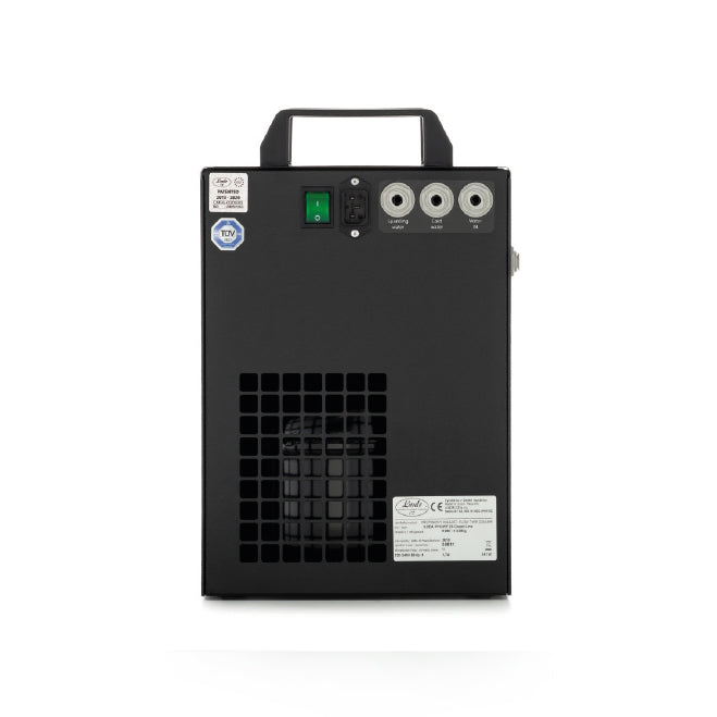 Lindr Soda Pygmy 25 Green Line sodavannmaskin fra Lindr er en svart elektronisk enhet med et håndtak, tre sirkulære porter, grønn strømbryter, ventilert panel, sertifiseringsetiketter og en hvit informasjonsplate på baksiden.