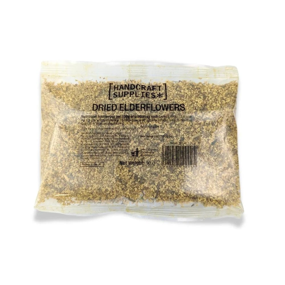 En gjennomsiktig plastpakke merket Hylleblomst tørket 50g (Håndarbeidsartikler) inneholder tørkede hylleblomster. Nettovekt: 50 g. Hylleblomstene er perfekte til ølbrygging og tilfører en unik smak og aroma. Etiketten inneholder produkt- og bedriftsinformasjon.