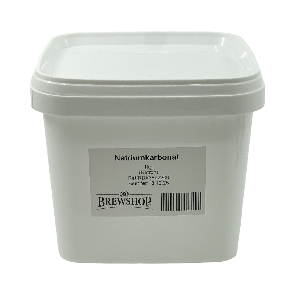 En hvit plastbeholder merket Natriumbikarbonat (natron) 1 kg med Brewshop-merkevare og strekkode på forsiden, ideell til ølbrygging eller generell husholdningsbruk.