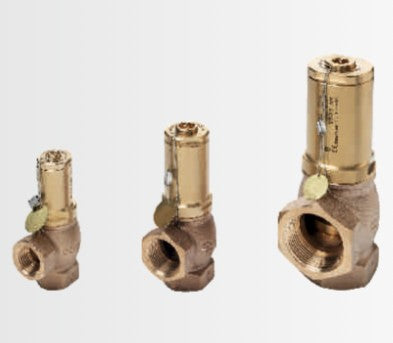 Tre Quantor Bypass ventilasjonsventiler (1/2" størrelse) vises på rekke og rad på en ensfarget, lys bakgrunn.