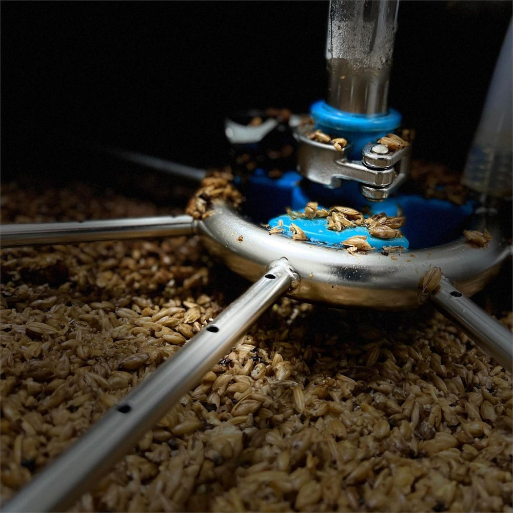 Nærbilde av en Brewtools Sirkulasjonsmanifold L installert i et Brewtools B150Pro bryggekar med korn inni, som viser hvordan den brukes i ølbryggingsprosessen (mesking).