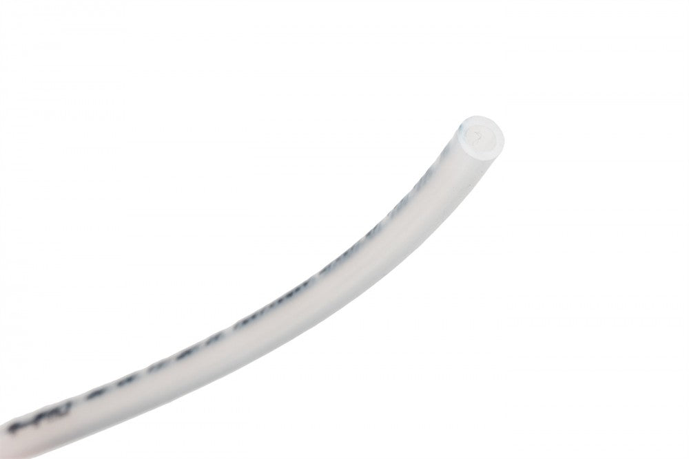 Nærbilde av en Megaflex Ølslange LDPE 3 mm ID, 3/16" OD, gjennomsiktig, fleksibel plastslange mot en vanlig hvit bakgrunn.