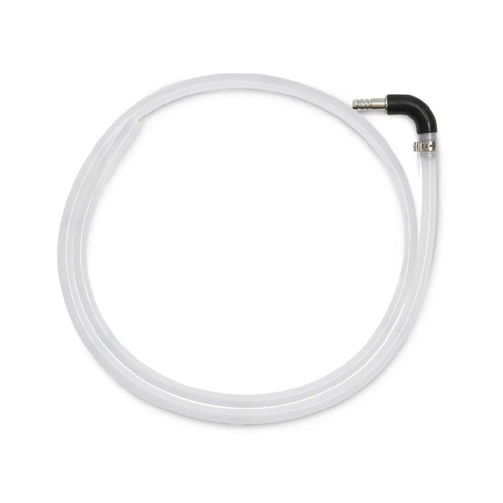Grainfather G70v2 Recirculation Barb & Hose (1,6 m) fra Grainfather har et klart, fleksibelt rør med en rettvinklet, svart kontakt og metallklemme i den ene enden, som er kveilet sammen til en løs sirkel.