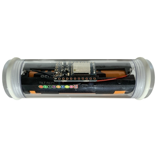 Tilt Hydrometer Tilt Repeater er en sylindrisk enhet med synlig kretskort, batteripakke og indikatorlamper i et gjennomsiktig rør med hvite endestykker - perfekt for overføring av data fra fermenteringskar i rustfritt stål.