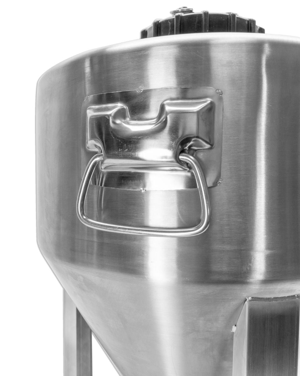 Nærbilde av Apollo Titan 30L Unitank av rustfritt stål fra Keg King, med håndtaket, en del av lokket og en synlig tri-clamp porttilkobling.