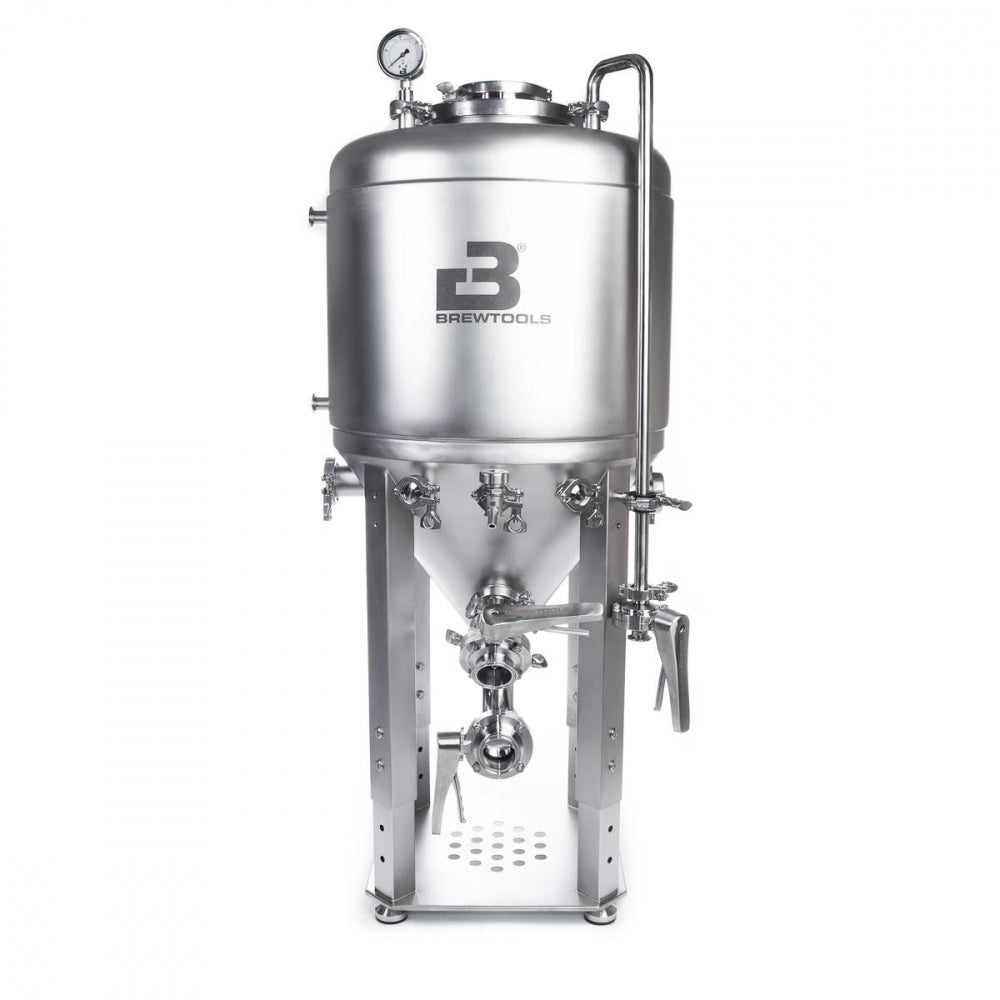Brewtools F100 Unitank er en fermenteringstank i rustfritt stål med måler, ventiler og beslag fra Brewtools, designet for profesjonelle hjemmebryggere. Den står på en solid metallramme for brygging og gjæring av drikkevarer.