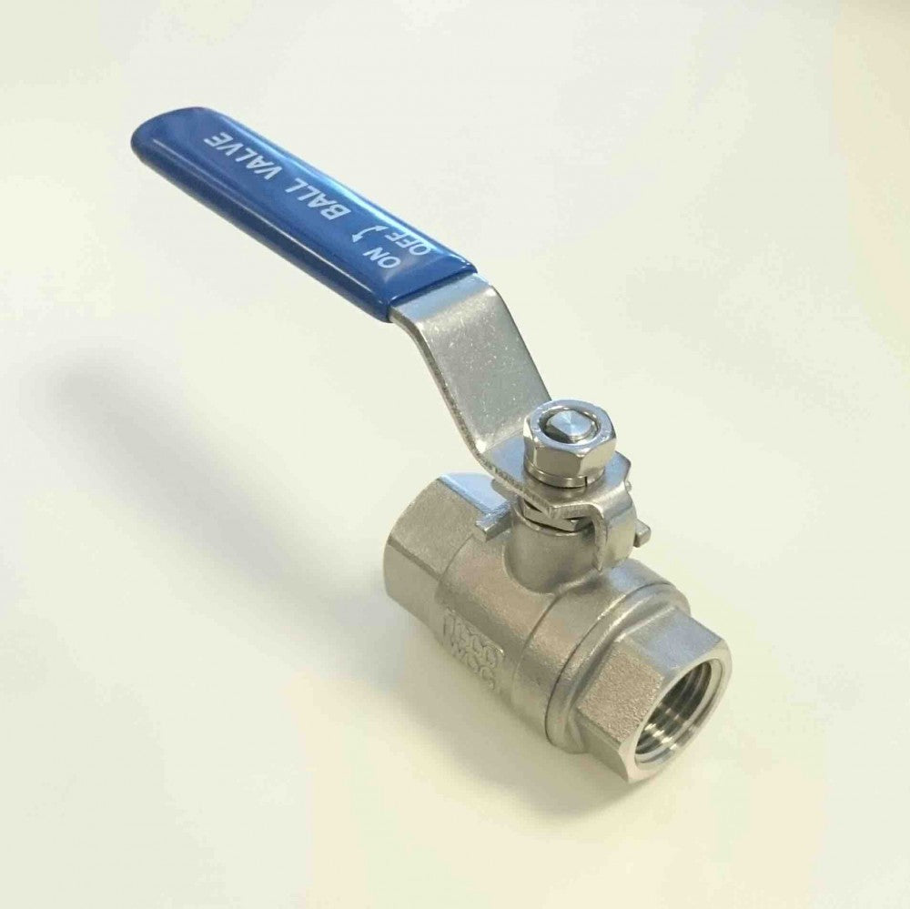 Kuleventil 1/2" FPT fra Brewshop, laget av 304 rustfritt stål med blå ON/OFF BALL VALVE-spak, vises på en enkel overflate.
