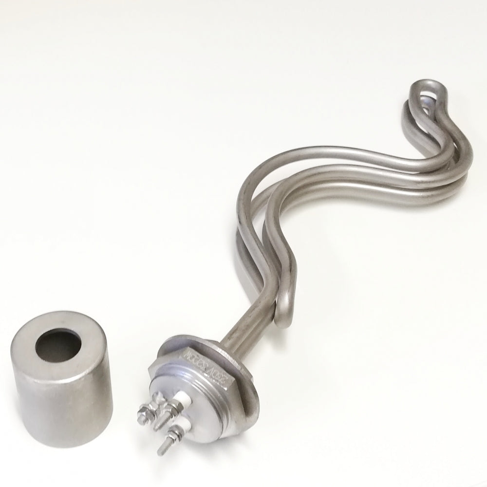 Et Einbrew 3,2kW varmeelement til bryggekjele (32cm) - 1" BSP og et kveilerør med en sylindrisk rustfritt ståldel er plassert side om side på en hvit bakgrunn.