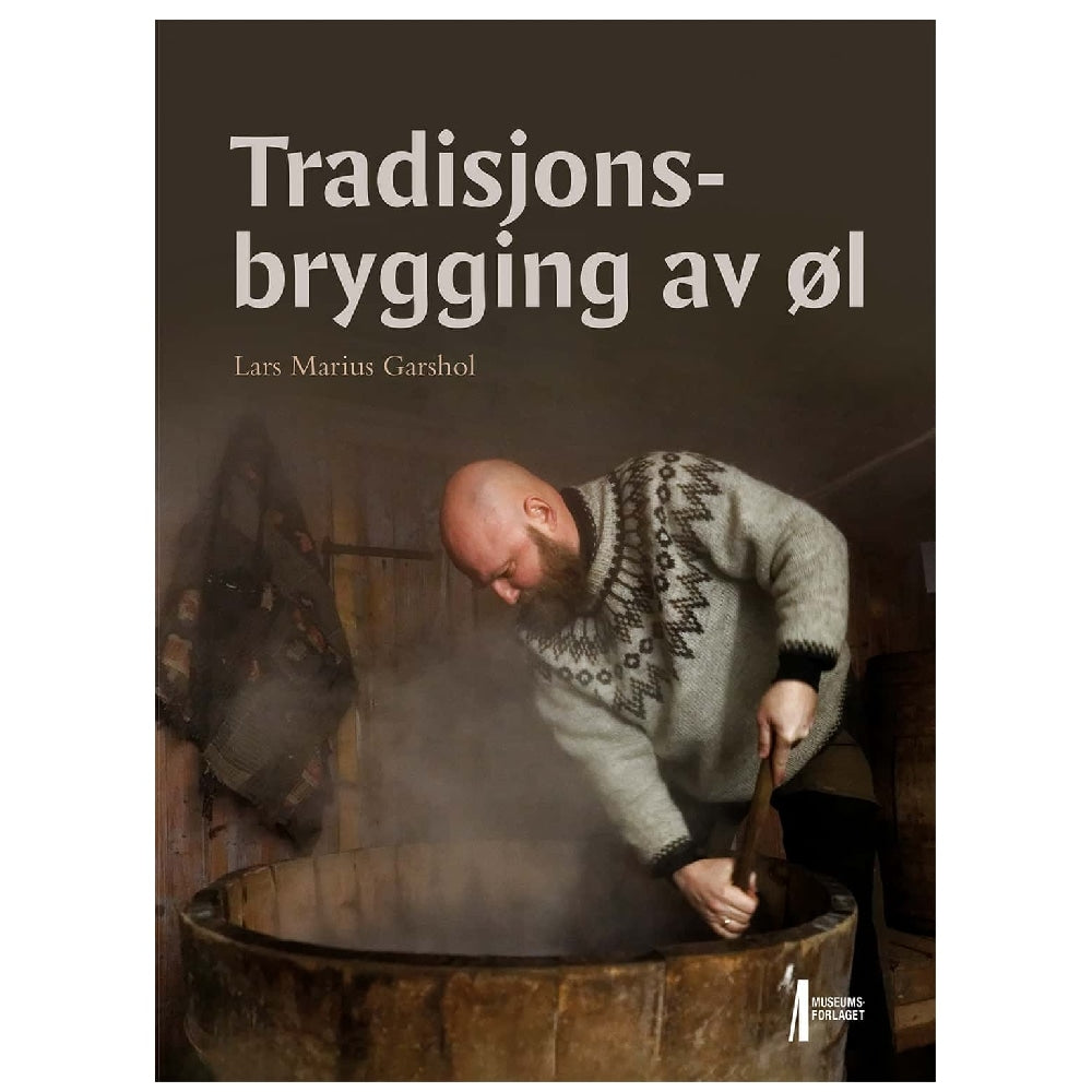 En mann i strikkegenser rører i et trekar i et rustikt rom, som minner om Tradisjonsbrygging av øl - Lars Marius Garshol. Produkt fra Brewshop.