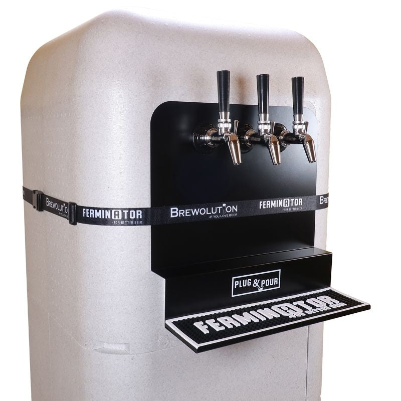 Ferminator Plug & Pour fra Brewolution er et elegant fatølsystem med 3 tappekraner, dryppebrett og hvitt isolert eksteriør - perfekt for ethvert miljø.