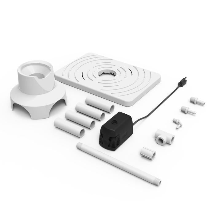 Diverse hvite og svarte plastkomponenter, rør og en pumpe med ledning fra FastBrewing FastWasher Rack - Vask av fett og gjæringskar er plassert på en slett flate, sannsynligvis for rengjøring og desinfeksjon.