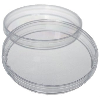 En gjennomsiktig, tom petriskål i plast (Petriskåler, steril - Pakke med 20stk, VWR) er vist med lokket delvis åpent på en vanlig hvit bakgrunn.
