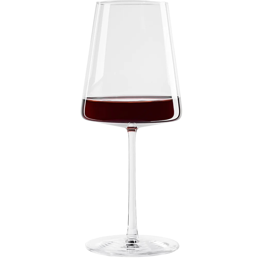 POWER Red Wine vinglass 520 ml fra Stölzle Lausits har et klart, moderne geometrisk design - delvis fylt med rødvin og satt mot en hvit bakgrunn, og viser en eleganse som er verdig den tyske designprisen. Settet inneholder 6 glass.