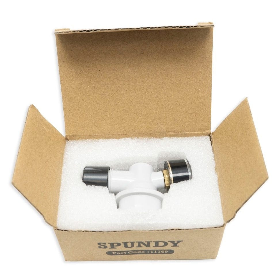 En Spundy - Compact Spunding Valve fra Keg King, ideell for hjemmebrygging, ligger i hvitt skum inni en åpen brun eske merket "SPUNDY Part Code 11169" på forsiden.
