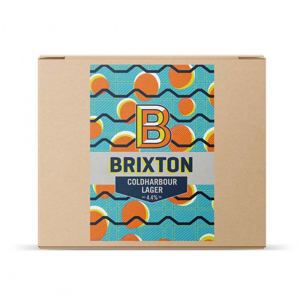 En pappeske med en fargerik geometrisk etikett, bokstaven B og tekst: Brewshop Brixton Brewery Coldharbour Lager - allgrain ølsett 4,4 %.