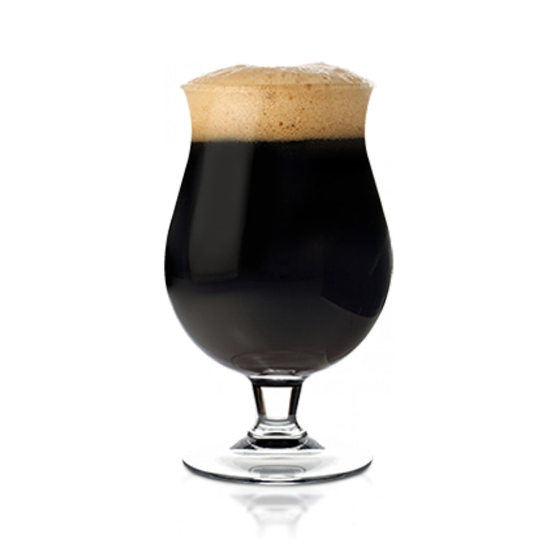 Et tulipanglass fylt med mørkt stoutøl, brygget på Brewolution's Blue Velvet av Chimay allgrain ølsett, er toppet med et tykt, skummende skum og satt mot en enkel hvit bakgrunn.