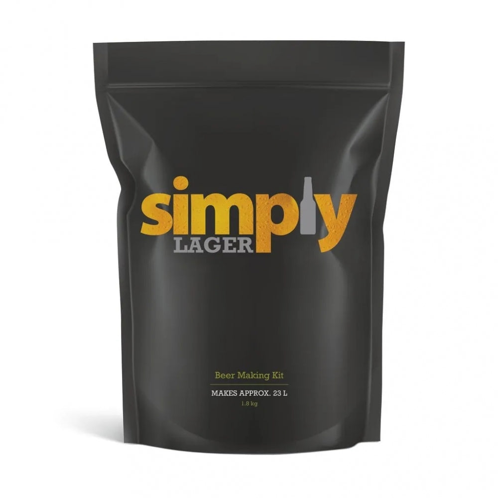 En svart pose merket Simply Lager 1,8 kg ekstraktsett fra Simply - ideell for ølbryggingsentusiaster som ønsker et kvalitetsølsett som gir ca. 23 liter.