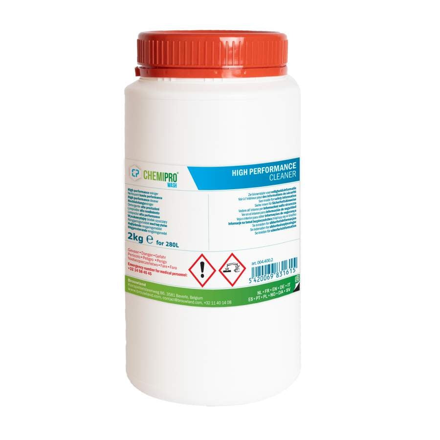 En hvit plastbeholder med rødt lokk merket Chemipro Wash 2KG rengjøringsmiddel fra Chemipro, med bruksanvisning og faresymboler på forsiden.
