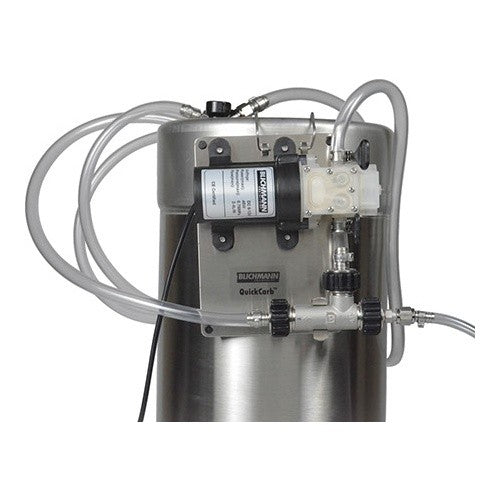Blichmann QuickCarb Beer Carbonator er et karboneringssystem for fett i rustfritt stål, med påmonterte slanger, pumpe og reguleringsventiler for effektiv ølkarbonering med Corneliusfett.
