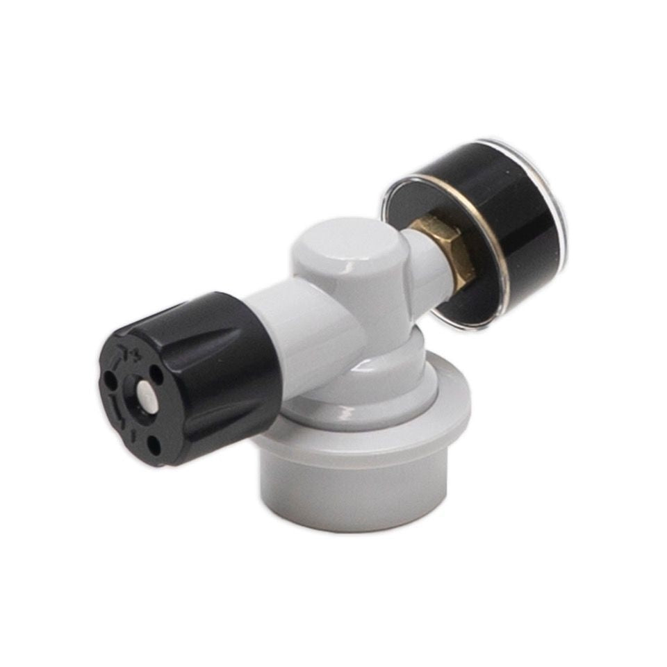 Nærbilde av Spundy - Compact Spunding Valve fra Keg King, med svart justeringsknott og hvit base, perfekt for hjemmebrygging. Gasskoblingsventilen i plast og metall er vist isolert på hvit bakgrunn.